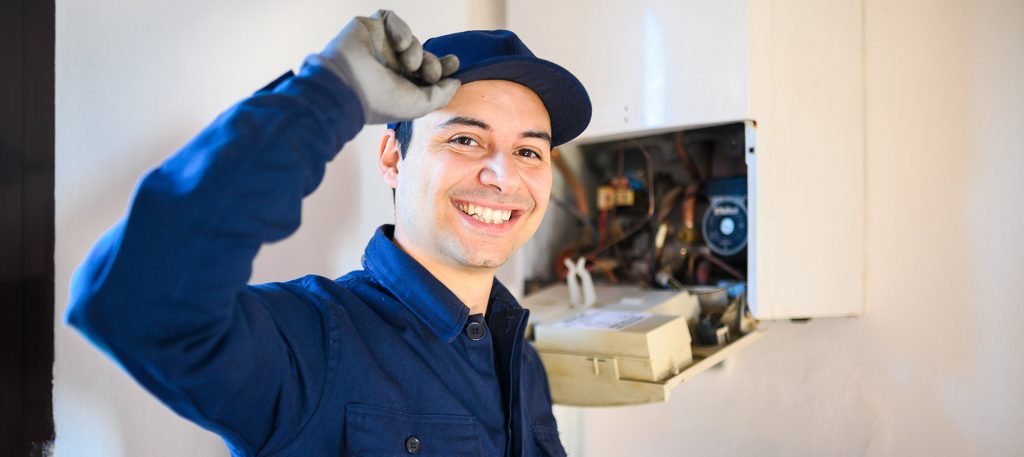 Handwerker repariert Klimaanlage